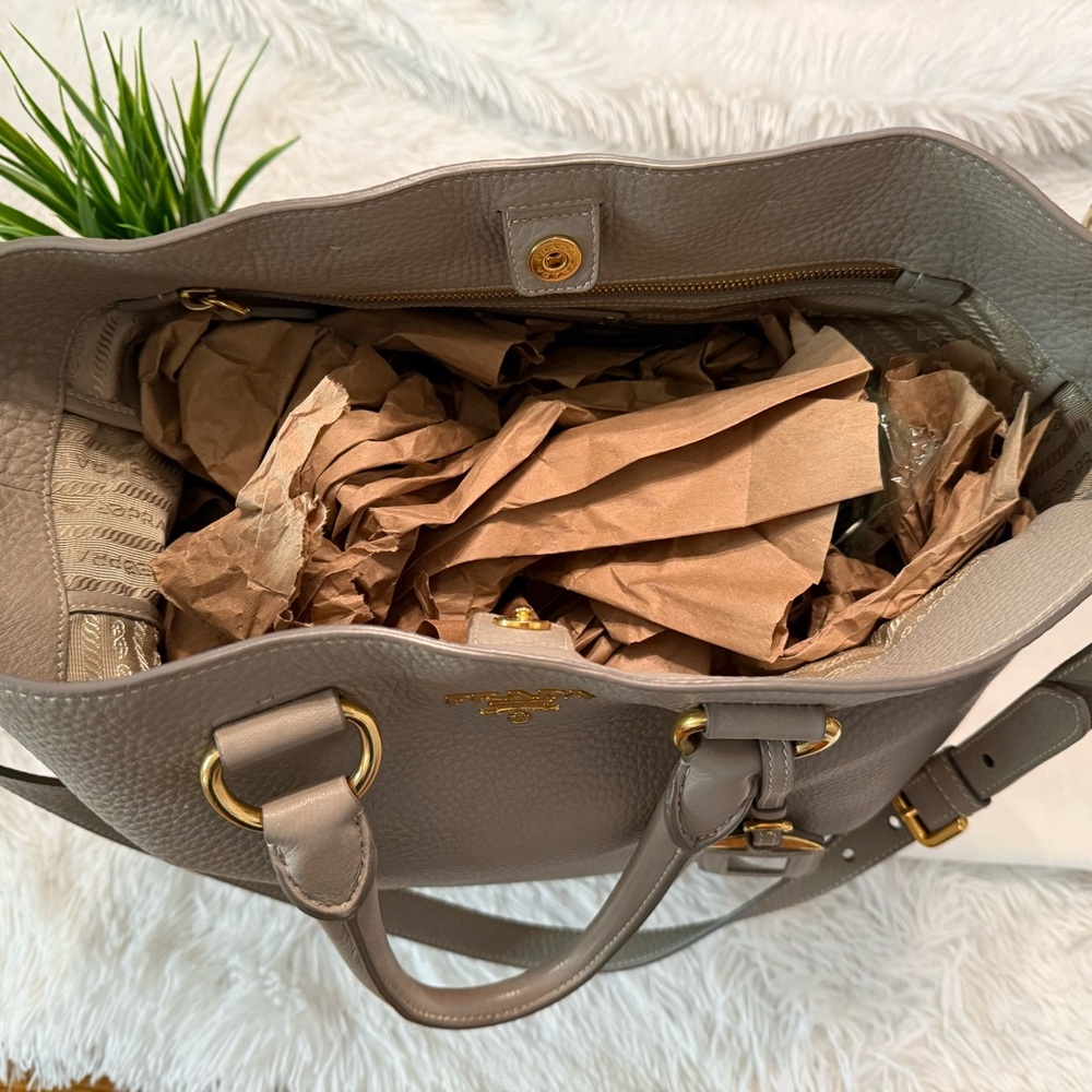 🎉HP🎉Prada Vitello Daino Tote/Satchel Handbag in Argilla Gray - Picture 7 of 16